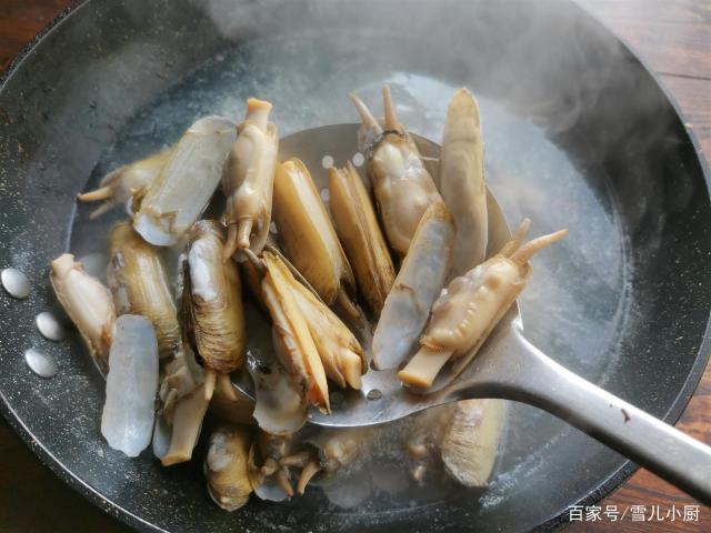 這個(gè)海鮮被稱作“小人仙”，肉質(zhì)肥美，用這個(gè)方法做，一盤不夠吃